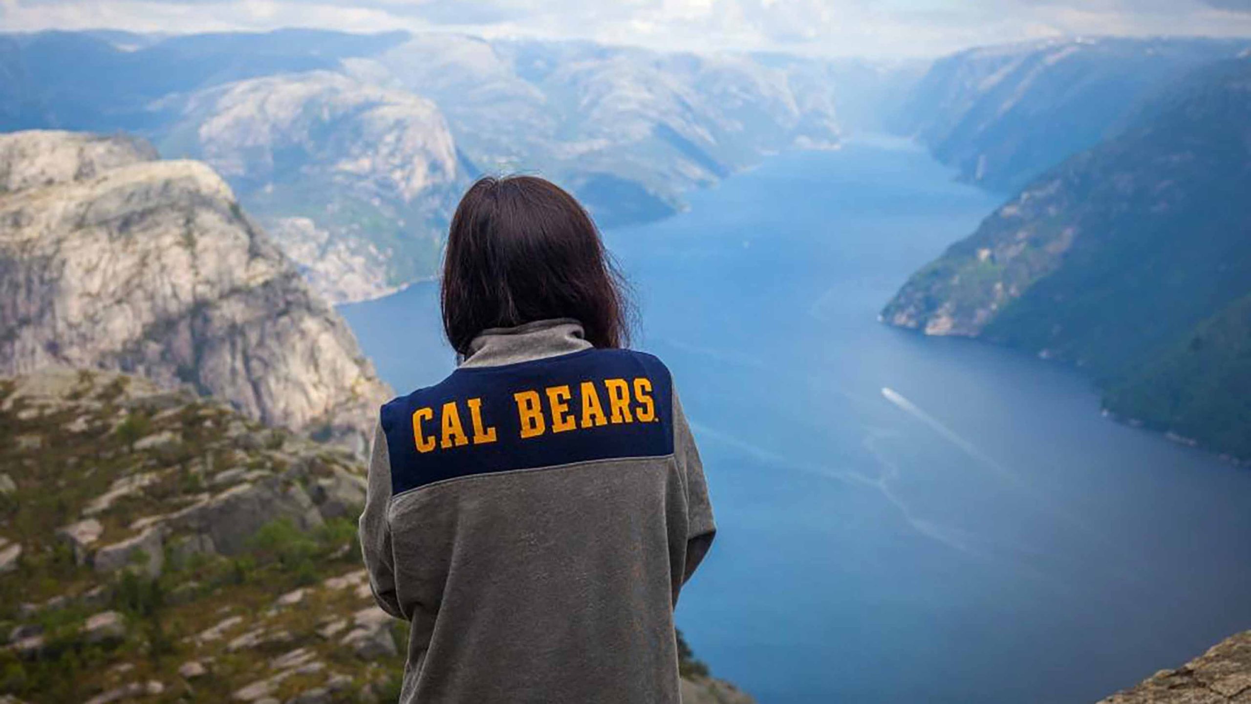 Cal Bears student overlooking the Lysefjord in Norway