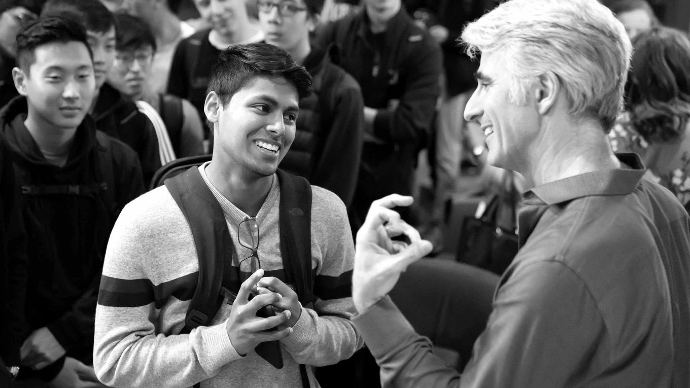 Craig Federighi of Apple speaks with students