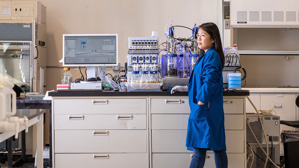 Photo of Tammy Hsu (Ph.D.'19 BioE) in a laboratory.